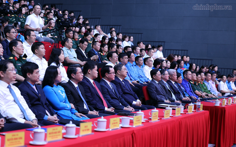 Phó Thủ tướng Thường trực: Vinh quang của đất nước được bồi đắp từ sự cống hiến của mỗi con người- Ảnh 1.