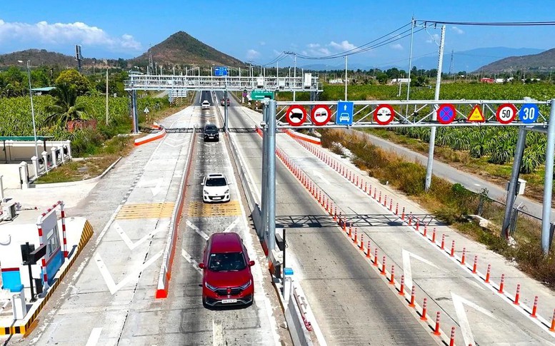 Bộ Xây dựng trả lời về chênh lệch phí đi cao tốc và quốc lộ