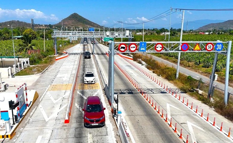 Bộ Xây dựng trả lời về chênh lệch phí đi cao tốc và quốc lộ- Ảnh 1.