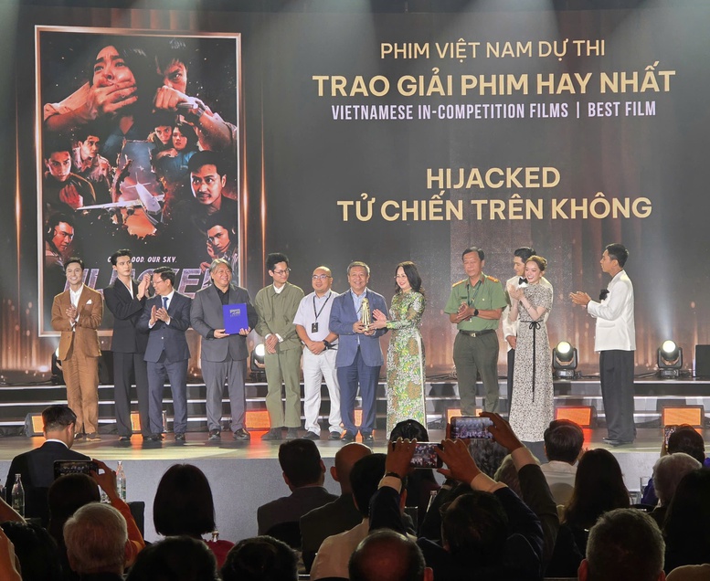 Trao giải DANAFF IV: Phim hay nhất gọi tên 'Full Plate' và 'Tử chiến trên không'- Ảnh 2.