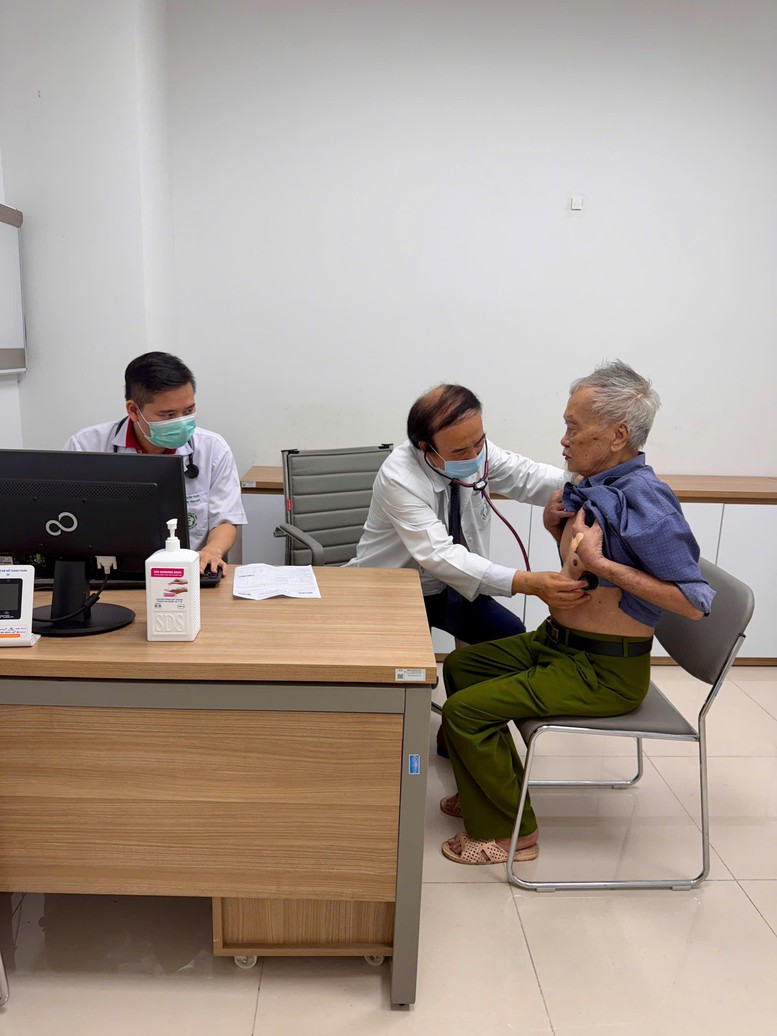 Từ trái tim người thầy thuốc: Hành trình tri ân của Bệnh viện Bạch Mai ở Cố đô Ninh Bình- Ảnh 1.