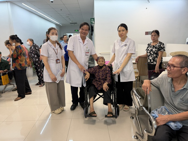 Từ trái tim người thầy thuốc: Hành trình tri ân của Bệnh viện Bạch Mai ở Cố đô Ninh Bình- Ảnh 4.