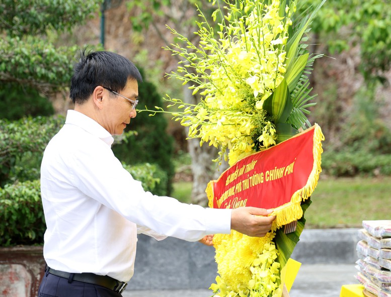 Phó Thủ tướng Nguyễn Văn Thắng tri ân các anh hùng liệt sĩ tại những 'địa chỉ đỏ' miền Trung- Ảnh 4.