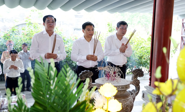 Phó Thủ tướng Nguyễn Văn Thắng tri ân các anh hùng liệt sĩ tại những 'địa chỉ đỏ' miền Trung- Ảnh 1.