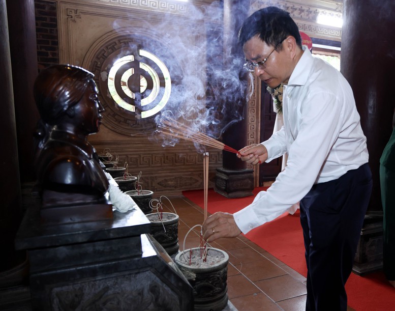 Phó Thủ tướng Nguyễn Văn Thắng tri ân các anh hùng liệt sĩ tại những 'địa chỉ đỏ' miền Trung- Ảnh 3.