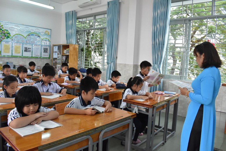 TPHCM: Miễn phí sách giáo khoa cho học sinh, khám sức khỏe không phụ thuộc địa giới hành chính- Ảnh 1.