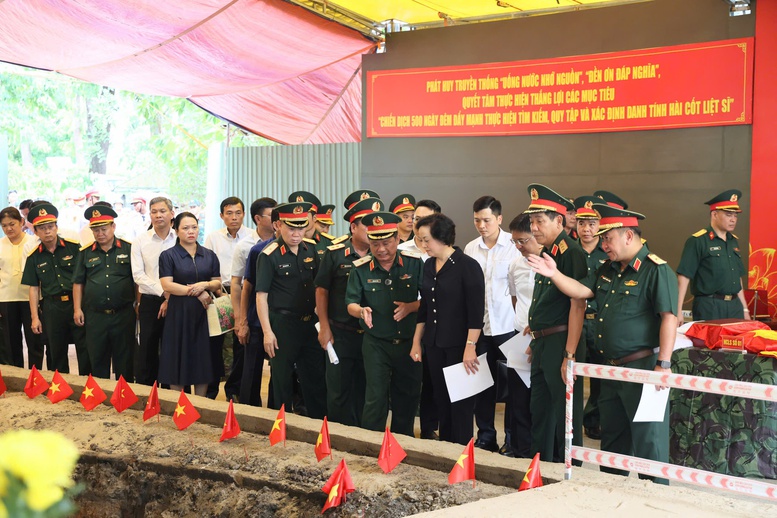 Phó Thủ tướng Phạm Thị Thanh Trà kiểm tra công tác chuẩn bị Lễ triển khai tìm kiếm, quy tập hài cốt liệt sĩ tại Công viên Lê Thị Riêng- Ảnh 3.