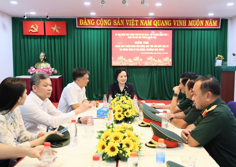 Phó Thủ tướng Phạm Thị Thanh Trà kiểm tra công tác chuẩn bị Lễ triển khai tìm kiếm, quy tập hài cốt liệt sĩ tại Công viên Lê Thị Riêng- Ảnh 6.