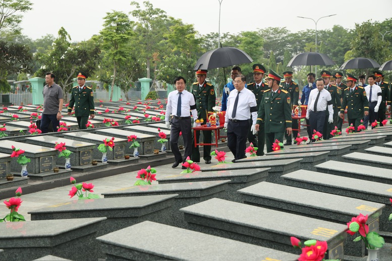 Phó Thủ tướng Thường trực Phạm Gia Túc dự Lễ viếng, truy điệu và an táng hài cốt liệt sĩ tại Tây Ninh- Ảnh 4.