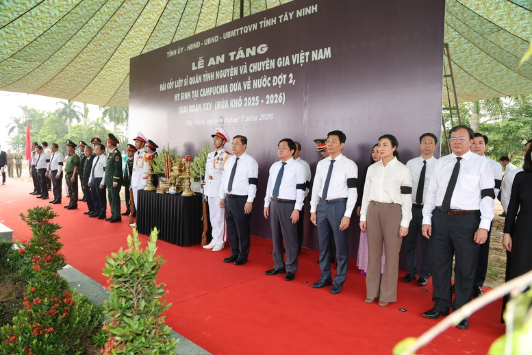 Phó Thủ tướng Thường trực Phạm Gia Túc dự Lễ viếng, truy điệu và an táng hài cốt liệt sĩ tại Tây Ninh- Ảnh 7.