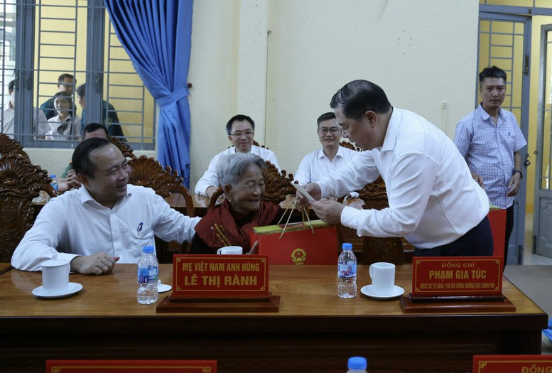 Phó Thủ tướng Thường trực Phạm Gia Túc dự Lễ viếng, truy điệu và an táng hài cốt liệt sĩ tại Tây Ninh- Ảnh 9.
