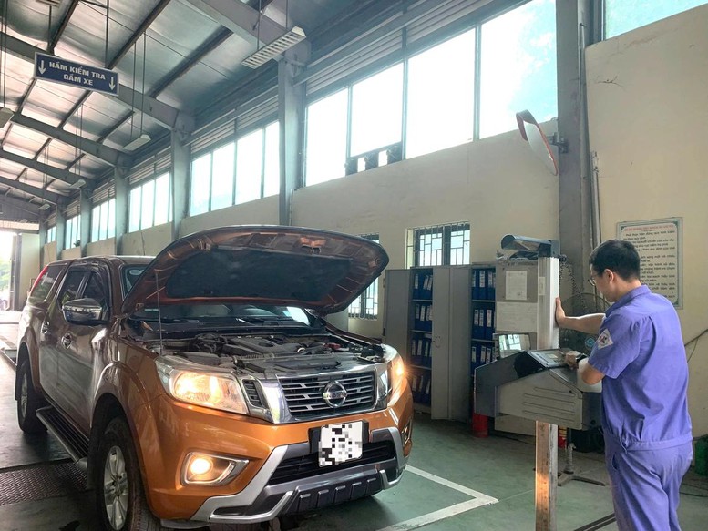 Xe thiếu dụng cụ phá kính thoát hiểm khẩn cấp có thể bị trượt đăng kiểm- Ảnh 1.