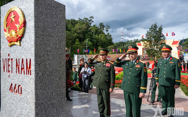 Đại tướng Phan Văn Giang dự các hoạt động Giao lưu quốc phòng biên giới tại Lào