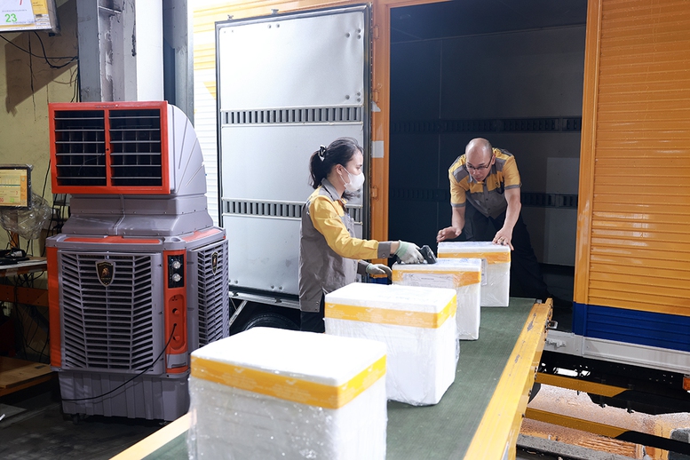 Giao nhiệm vụ vận chuyển mẫu sinh phẩm ADN trong chiến dịch 500 ngày đêm cho Bưu điện Việt Nam- Ảnh 1.