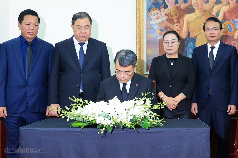 Lãnh đạo Đảng, Nhà nước viếng đồng chí Saysomphone Phomvihane, Ủy viên Bộ Chính trị, Chủ tịch Quốc hội Lào- Ảnh 7.