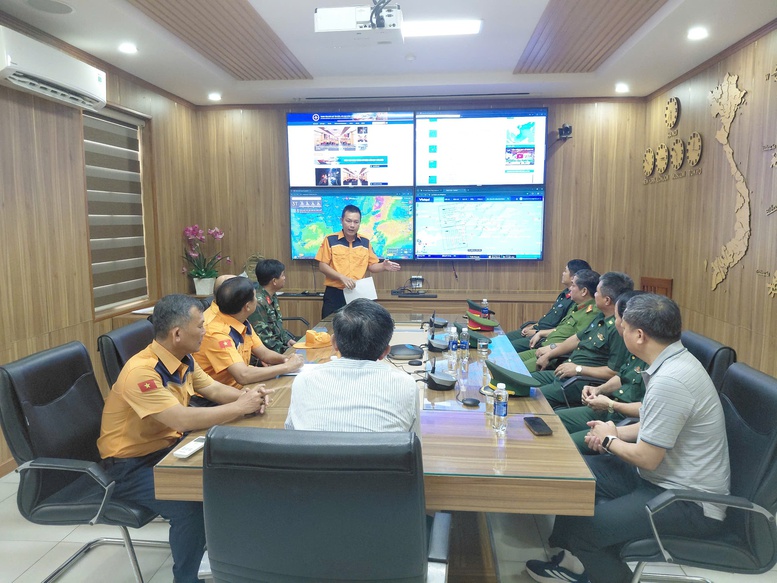 Cứu sống 2 người trong nhóm du khách gặp nạn khi tham quan Mũi Nghê, Đà Nẵng- Ảnh 1.