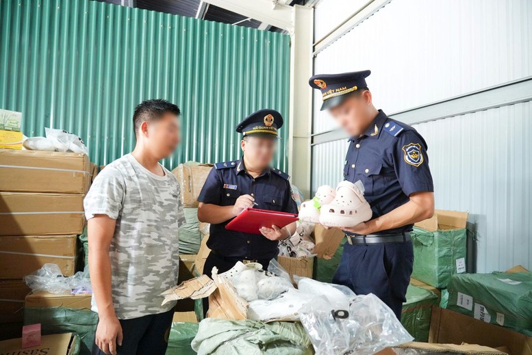 Hải quan phát hiện lô hàng quá cảnh nghi giả mạo xuất xứ Việt Nam- Ảnh 1.