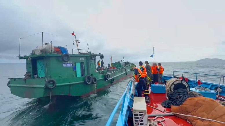 Hải quan phát hiện tàu chở hơn 70.000 lít dầu FO trên biển- Ảnh 1.