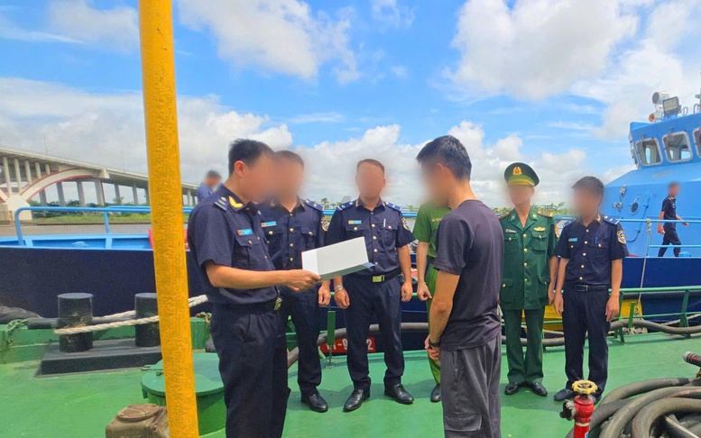 Hải quan phát hiện tàu chở hơn 70.000 lít dầu FO trên biển