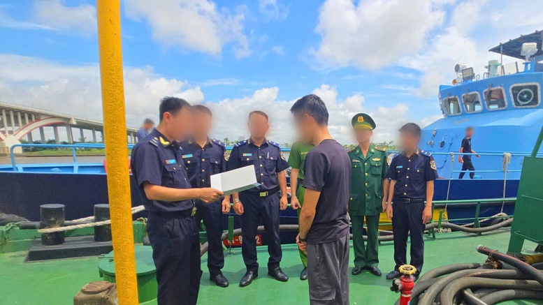 Hải quan phát hiện tàu chở hơn 70.000 lít dầu FO trên biển- Ảnh 2.