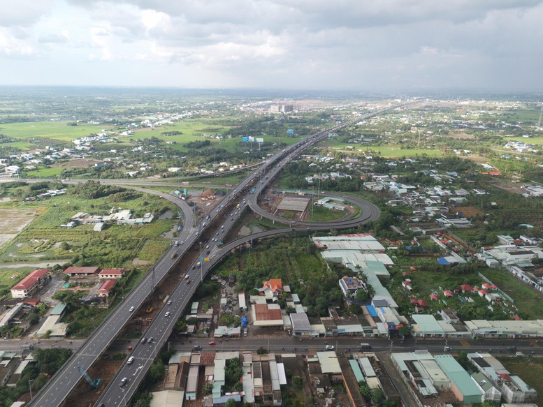 Đẩy nhanh tiến độ các dự án đường bộ cao tốc khu vực Đông Nam Bộ và Tây Nam Bộ- Ảnh 1.