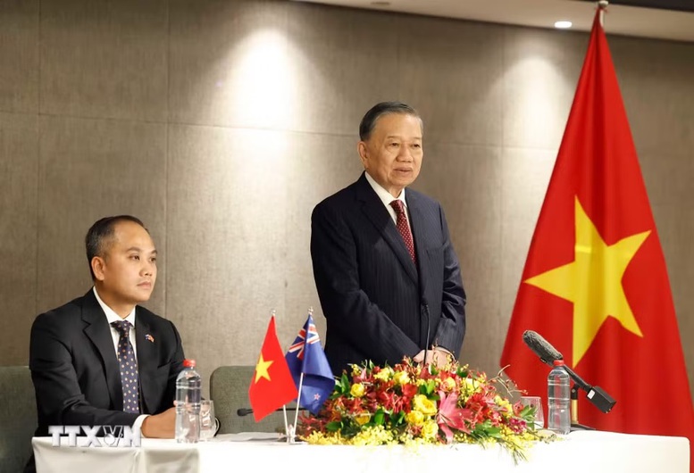 Tổng Bí thư, Chủ tịch nước Tô Lâm gặp gỡ cán bộ, nhân viên Đại sứ quán Việt Nam tại New Zealand- Ảnh 1.