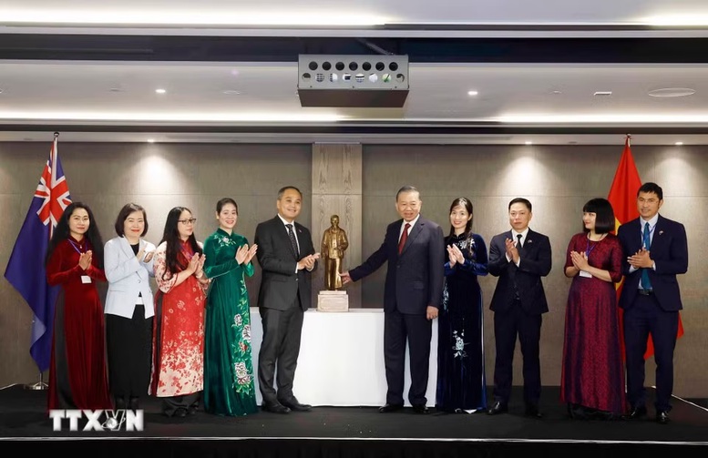 Tổng Bí thư, Chủ tịch nước Tô Lâm gặp gỡ cán bộ, nhân viên Đại sứ quán Việt Nam tại New Zealand- Ảnh 3.