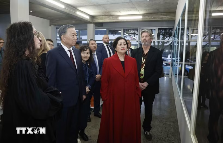 Tổng Bí thư, Chủ tịch nước Tô Lâm và Toàn quyền New Zealand thăm Triển lãm ảnh của nghệ sĩ Fiona Pardington- Ảnh 1.