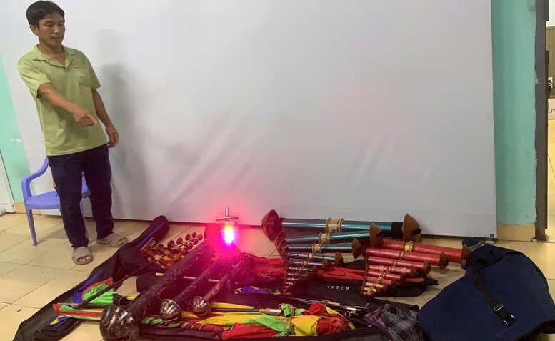 Tạm giữ 3 người thả diều sáo khiến sân bay Tân Sơn Nhất phải tạm dừng cất, hạ cánh- Ảnh 1.