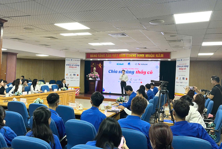 Tuyên dương, tri ân các giáo viên tiêu biểu, xuất sắc- Ảnh 1.