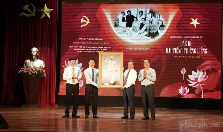 'Bác Hồ - Hai tiếng thiêng liêng': Học Bác từ những điều giản dị nhất- Ảnh 2.