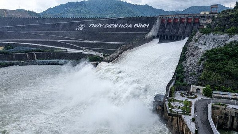 Thủy điện Hòa Bình mở cửa xả đáy, hạ du khẩn trương ứng phó- Ảnh 1.