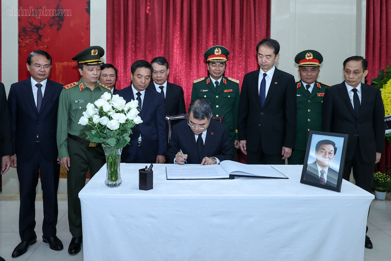 Thủ tướng Lê Minh Hưng dẫn đầu Đoàn đại biểu Đảng, Nhà nước, Mặt trận Tổ quốc Việt Nam viếng nguyên Thủ tướng Trung Quốc Chu Dung Cơ- Ảnh 1.