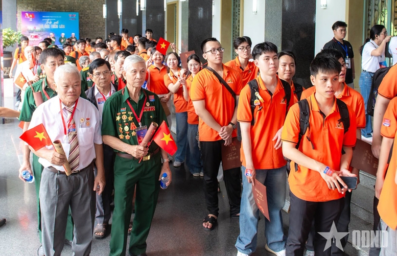 TPHCM: Du khách hào hứng 'Trở về thời khắc thiêng liêng'- Ảnh 3.