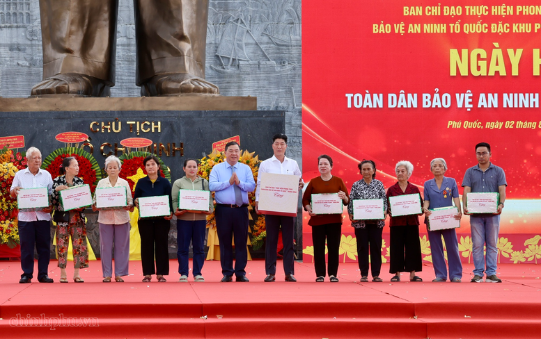 Phó Thủ tướng Thường trực Phạm Gia Túc dự Ngày hội toàn dân bảo vệ an ninh Tổ quốc tại Đặc khu Phú Quốc- Ảnh 4.