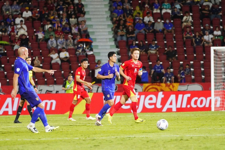 Vietjet và Vikki ‘tiếp lửa’ – Sắc đỏ rực khán đài, Việt Nam thắng thuyết phục Thái Lan 2-0- Ảnh 2.