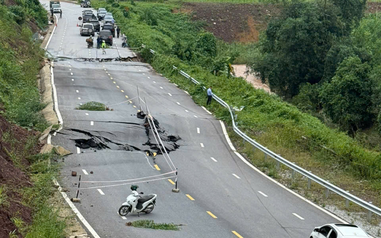 Mưa lớn gây ngập úng, quốc lộ 4B qua Lạng Sơn đứt gãy