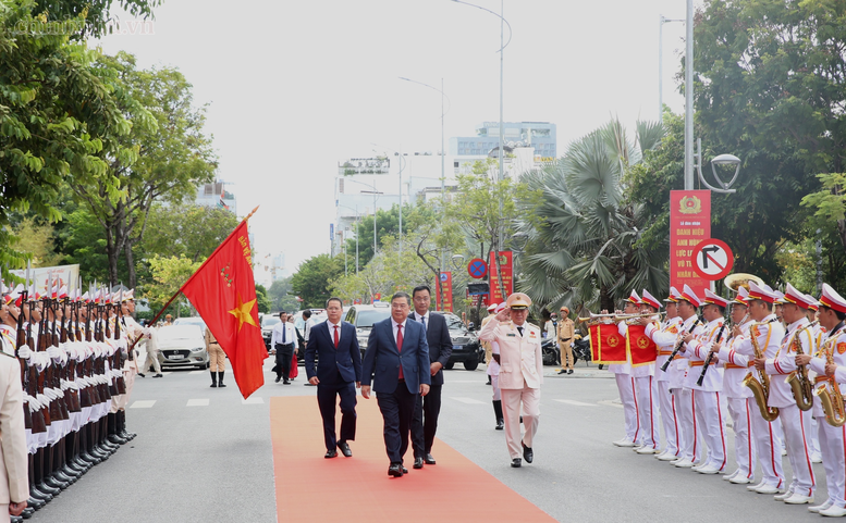 Công an thành phố Đà Nẵng đón nhận danh hiệu 'Anh hùng Lực lượng vũ trang nhân dân'- Ảnh 1.