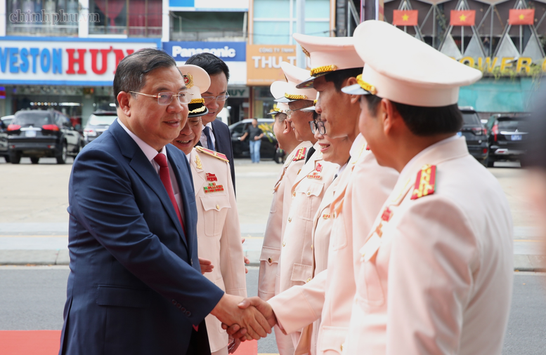 Công an thành phố Đà Nẵng đón nhận danh hiệu 'Anh hùng Lực lượng vũ trang nhân dân'- Ảnh 2.
