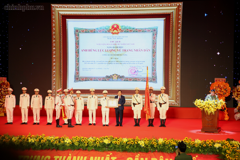 Công an thành phố Đà Nẵng đón nhận danh hiệu 'Anh hùng Lực lượng vũ trang nhân dân'- Ảnh 4.