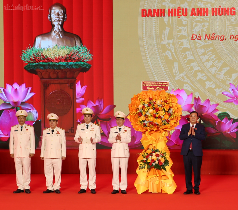 Công an thành phố Đà Nẵng đón nhận danh hiệu 'Anh hùng Lực lượng vũ trang nhân dân'- Ảnh 5.