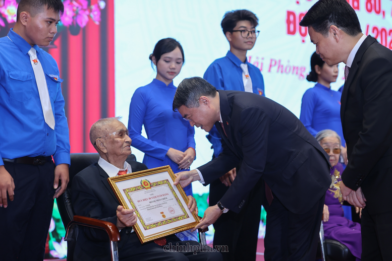 Thủ tướng Lê Minh Hưng trao Huy hiệu Đảng tặng các đảng viên lão thành- Ảnh 6.