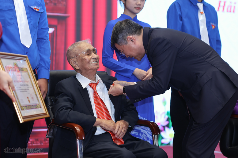 Thủ tướng Lê Minh Hưng trao Huy hiệu Đảng tặng các đảng viên lão thành- Ảnh 5.