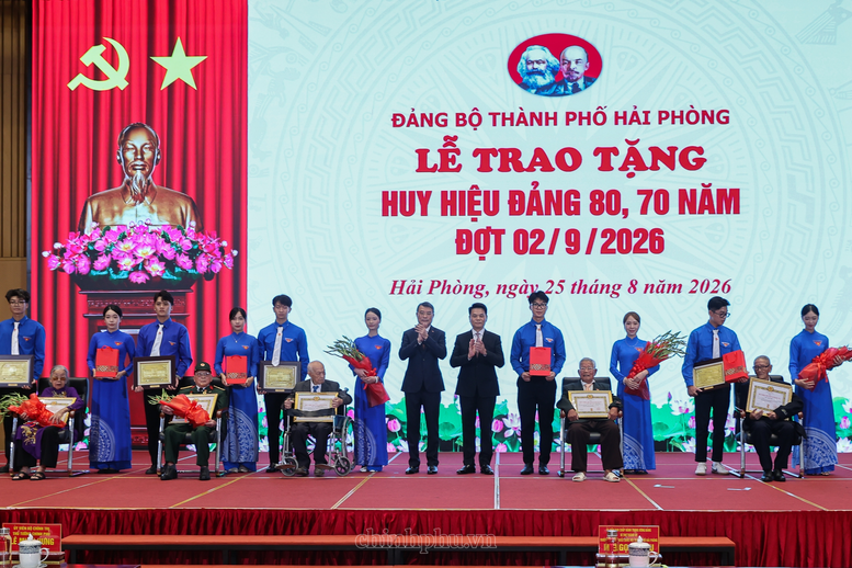 Thủ tướng Lê Minh Hưng trao Huy hiệu Đảng tặng các đảng viên lão thành- Ảnh 7.