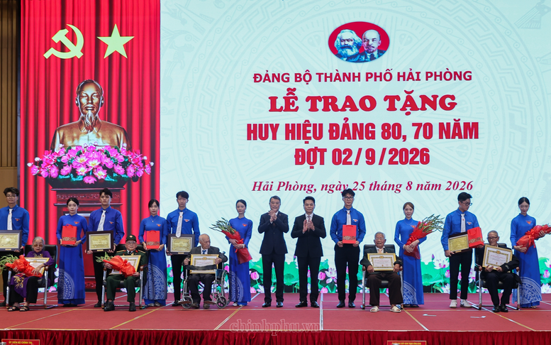 Thủ tướng Lê Minh Hưng trao Huy hiệu Đảng tặng các đảng viên lão thành