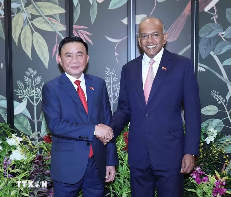 Thường trực Ban Bí thư Trần Cẩm Tú gặp Bộ trưởng Cao cấp Singapore Shanmugam- Ảnh 1.