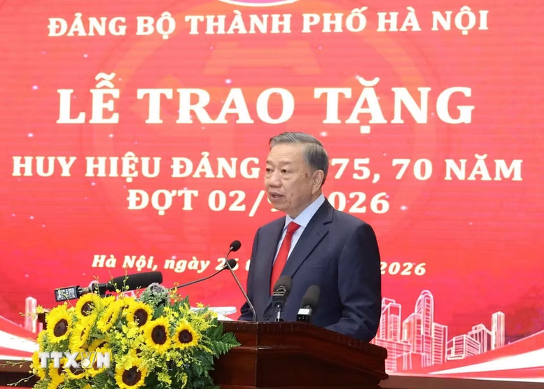 Tổng Bí thư, Chủ tịch nước Tô Lâm dự Lễ trao tặng Huy hiệu Đảng tại Đảng bộ thành phố Hà Nội- Ảnh 4.