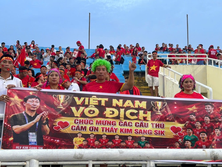 Mỹ Đình 'rực đỏ' trước giờ bóng lăn chung kết Asean Cup 2026- Ảnh 5.