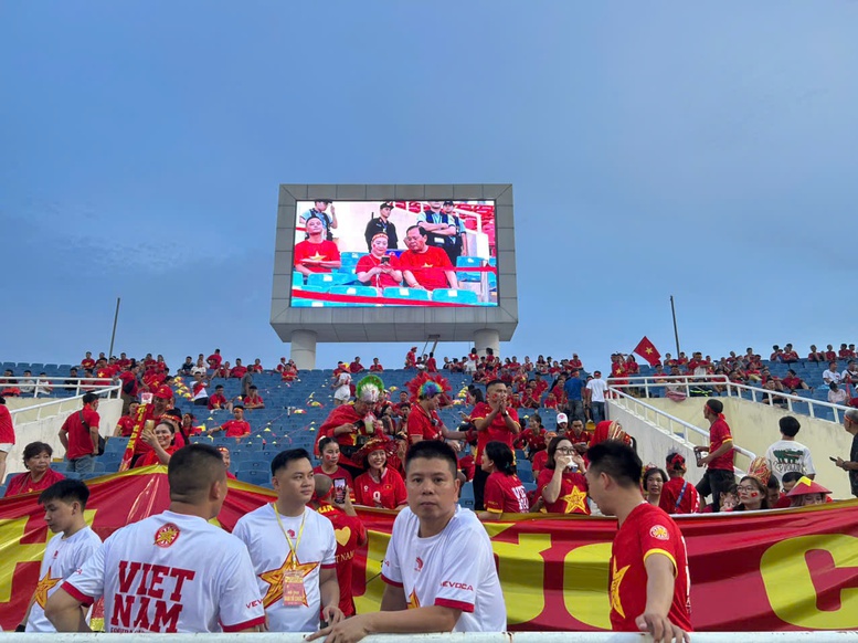 Mỹ Đình 'rực đỏ' trước giờ bóng lăn chung kết Asean Cup 2026- Ảnh 7.