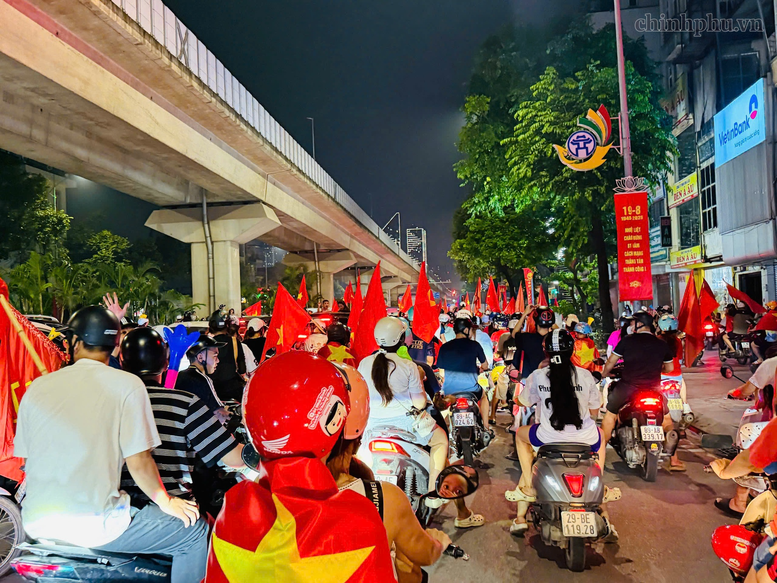 Cổ động viên hân hoan xuống đường mừng chiến thắng của Đội tuyển Việt Nam- Ảnh 1.